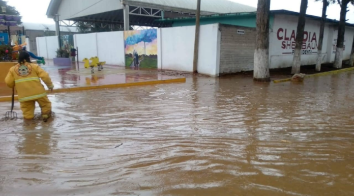 Lluvias dejan inundaciones y daños en municipios de Puebla