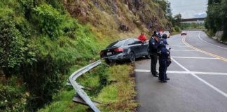 Conductor pierde el control en una curva de la Virreyes-Teziutlán