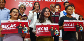 San Pedro Cholula entrega becas a universitarios y deportistas