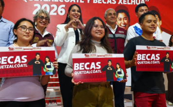 San Pedro Cholula entrega becas a universitarios y deportistas