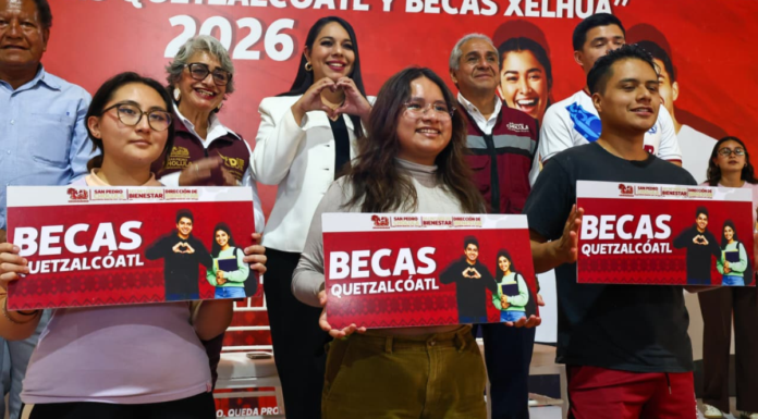 San Pedro Cholula entrega becas a universitarios y deportistas