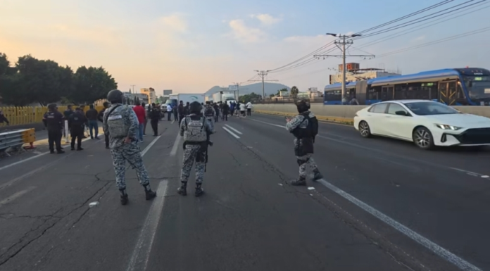 Bloqueo en la México-Puebla provoca enfrentamiento y caos vial