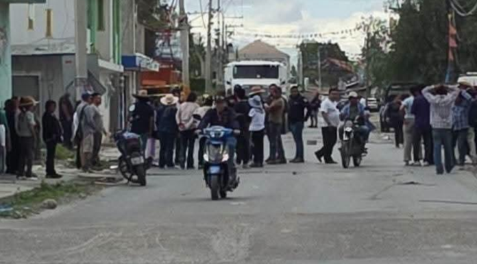 Bloquean carretera por daños tras explosión en San Miguel Zacaola