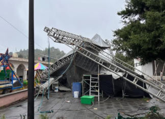 Caída de escenario en Atoluca deja dos trabajadores lesionados