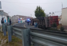 Camión cargado de maíz vuelca en la federal Teziutlán-Acajete