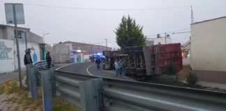 Camión cargado de maíz vuelca en la federal Teziutlán-Acajete