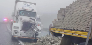 Tráileres chocan en la Puebla-Orizaba y provocan cierre vial