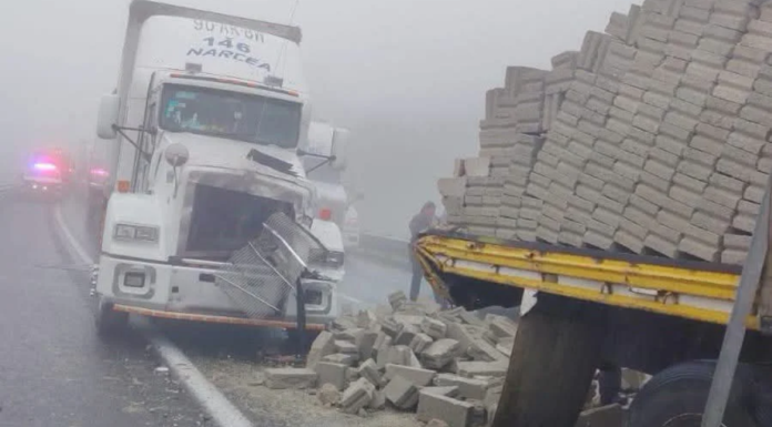 Tráileres chocan en la Puebla-Orizaba y provocan cierre vial