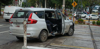 Conductor choca contra un poste en Manuel Espinosa Yglesias