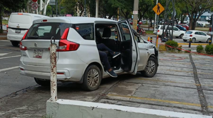 Conductor choca contra un poste en Manuel Espinosa Yglesias