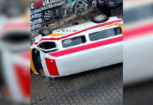 Volcadura de combi en Huauchinango deja ocho lesionados