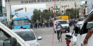 Comerciantes se manifiestan por retiro de vendedores en Texmelucan