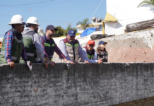 Supervisan construcción del puente vehicular de Canoa