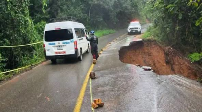 Lluvias provocan derrumbes en la carretera Honey-Pahuatlán