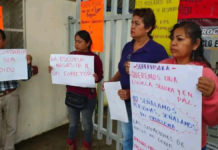 Padres de familia toman telesecundaria en Tlaola por falta de director