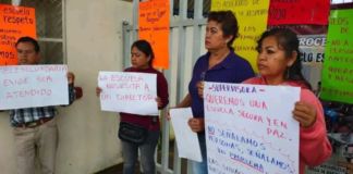 Padres de familia toman telesecundaria en Tlaola por falta de director