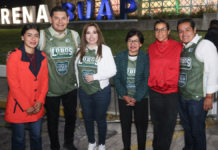 Armenta asiste a partido de básquetbol en la Arena BUAP
