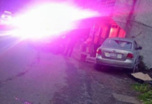 Vehículo se sale del camino y choca contra vivienda en Teziutlán