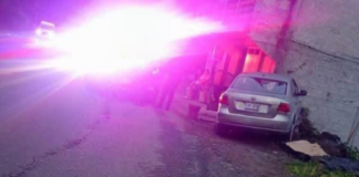 Vehículo se sale del camino y choca contra vivienda en Teziutlán