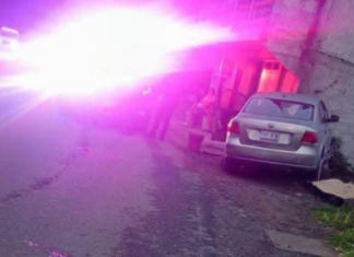 Vehículo se sale del camino y choca contra vivienda en Teziutlán