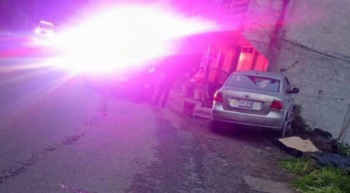 Vehículo se sale del camino y choca contra vivienda en Teziutlán