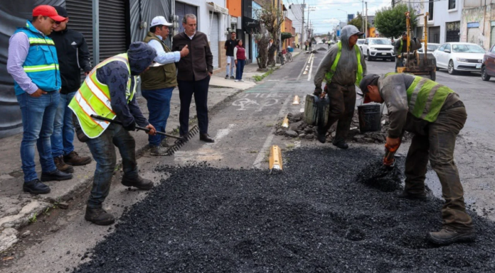 Pepe Chedraui verifica labores de bacheo en Los Volcanes