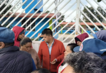 Padres de familia toman primaria en Tlachichuca por inconformidades