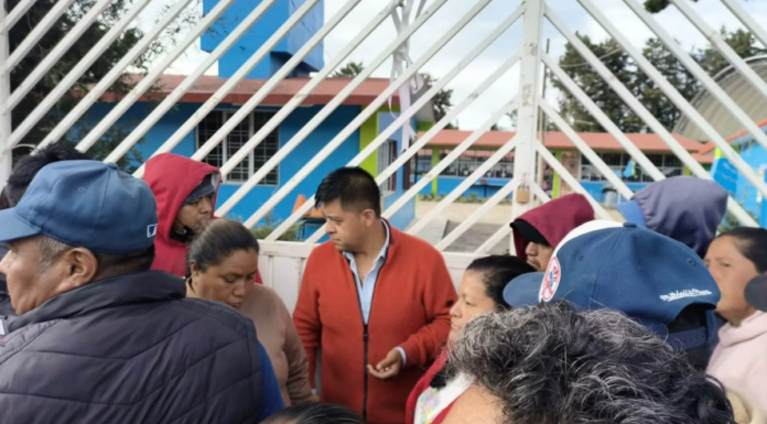 Padres de familia toman primaria en Tlachichuca por inconformidades