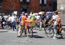 Cientos de personas marchan por calles del Centro de Puebla