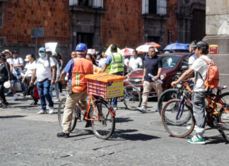 Cientos de personas marchan por calles del Centro de Puebla