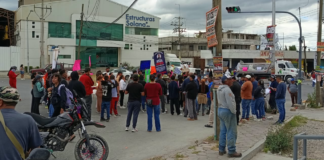 Familiares de detenidos se manifiestan y bloquean vialidad en Puebla