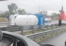 Volcadura de pipa provoca caos vial en la Puebla-Orizaba