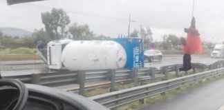 Volcadura de pipa provoca caos vial en la Puebla-Orizaba