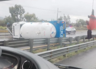 Volcadura de pipa provoca caos vial en la Puebla-Orizaba