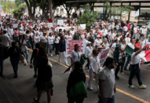 Personal del IMSS en Puebla protesta contra aumento salarial