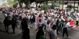 Personal del IMSS en Puebla protesta contra aumento salarial