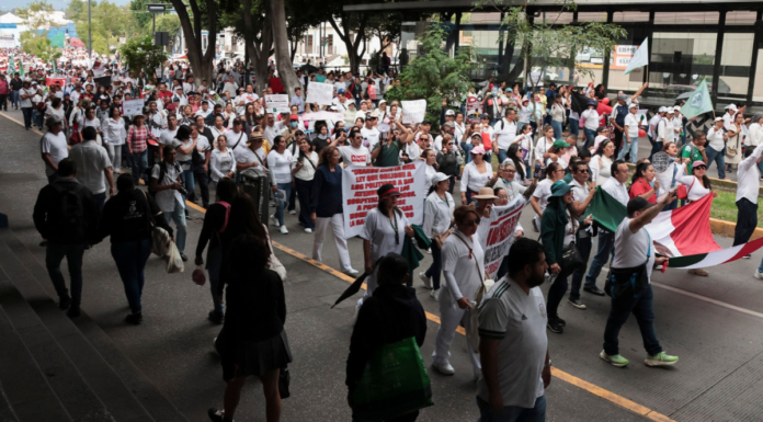 Personal del IMSS en Puebla protesta contra aumento salarial