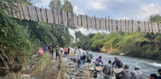 Tres personas caen de un puente colgante en Hueytamalco