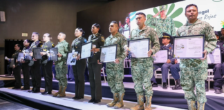 Reconocen a policías y rescatistas por su labor en Puebla