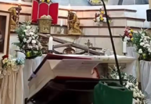 Sacerdote muere al caerle una cruz durante misa en Ecuador