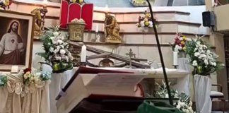 Sacerdote muere al caerle una cruz durante misa en Ecuador