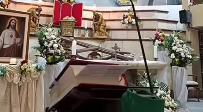 Sacerdote muere al caerle una cruz durante misa en Ecuador