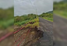 Lluvias provocan socavón en carretera de la Mixteca poblana
