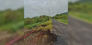 Lluvias provocan socavón en carretera de la Mixteca poblana