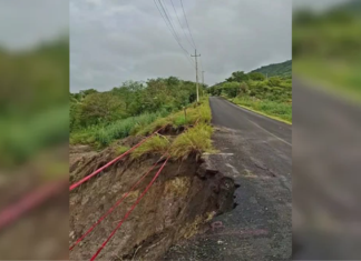 Lluvias provocan socavón en carretera de la Mixteca poblana