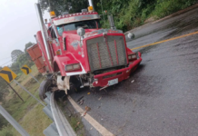 Accidente de tráiler provoca tráfico en la carretera Interserrana