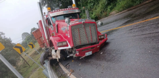 Accidente de tráiler provoca tráfico en la carretera Interserrana