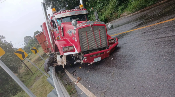 Accidente de tráiler provoca tráfico en la carretera Interserrana