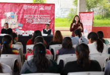 Zacatlán entrega útiles escolares a niñas y niños de dos comunidades