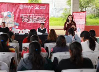 Zacatlán entrega útiles escolares a niñas y niños de dos comunidades